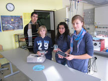 Semih Örnek (9d), Lukas Münchow (6a), Elif Kazkandu (6d) und Dominique Schwitalla (8b) zeigen Materialien für die Experimente rund um Sonnenenergie